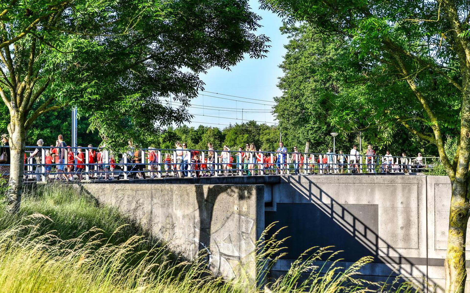 Het wandellegioen doorkruist Meppel.