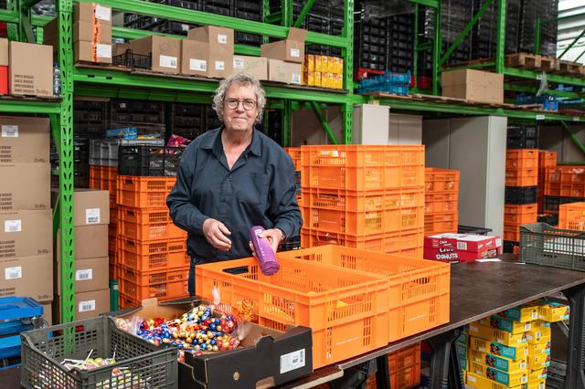 Tonie (71) van voedselbank Meppel ziet de planken van het distributiecentrum steeds leger worden. ‘S