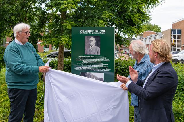 Bord voor oud-wethouder Dirk Jakobs onthuld