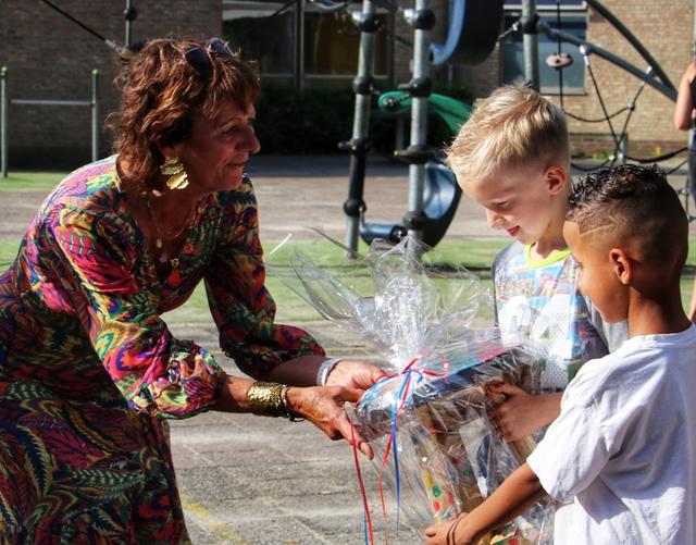 Juf Henriëtte neemt afscheid na 42 jaar op de Reestoeverschool en gaat met pensioen
