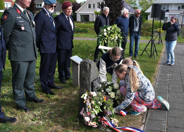 Gesneuvelde sergeant Swart onder grote belangstelling herdacht. ‘Vrijheid is iets dat we samen moete