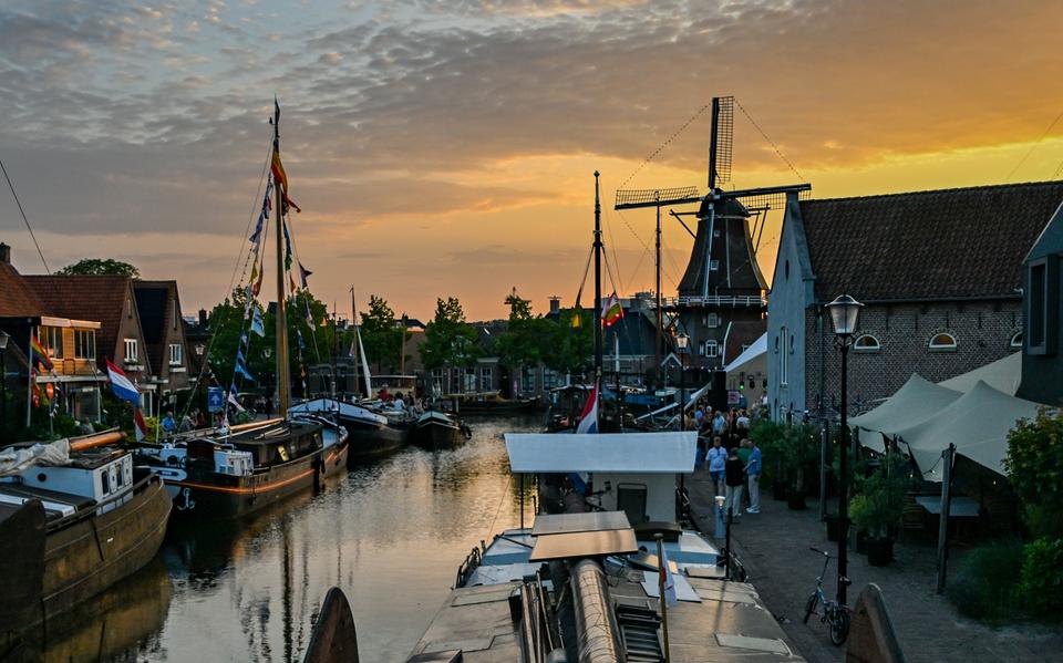 De grachten liggen er in de avondzon sfeervol bij.