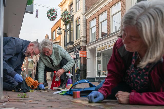 Stichting Joods Erfgoed Meppel poetst opnieuw Stolpersteine in aanloop naar de dodenherdenking