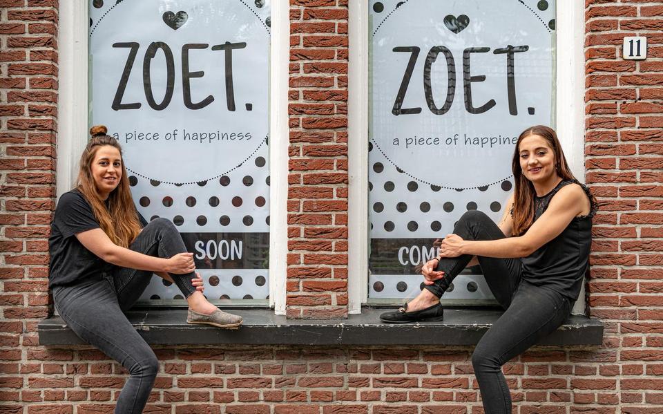 Andrea Dufour (links) en Angelina Blokzijl voor hun toekomstige onderneming ZOET aan het Prinsenplein.