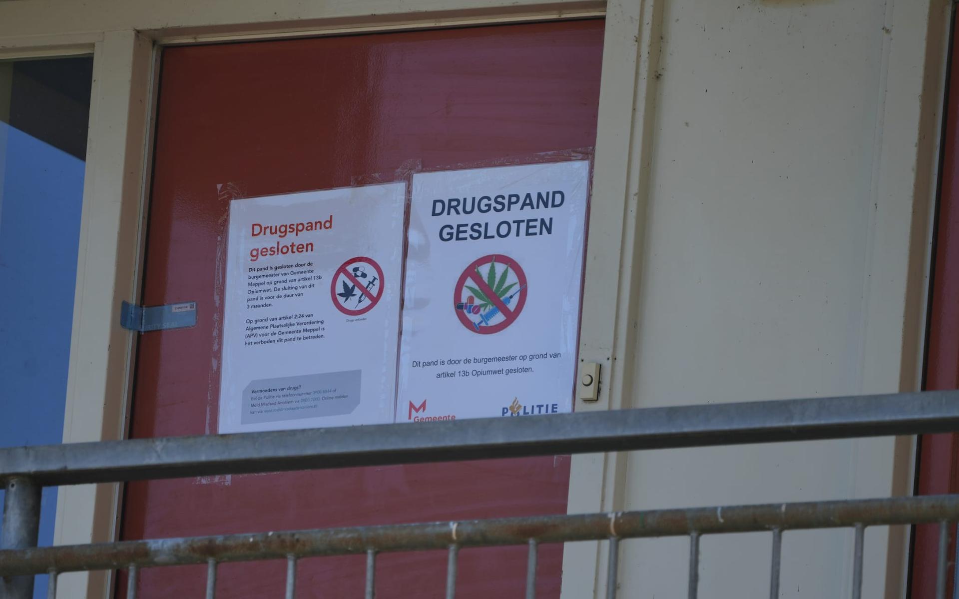 De politie trof bij een inval een grote hoeveelheid harddrugs en een vuurwapen aan. 