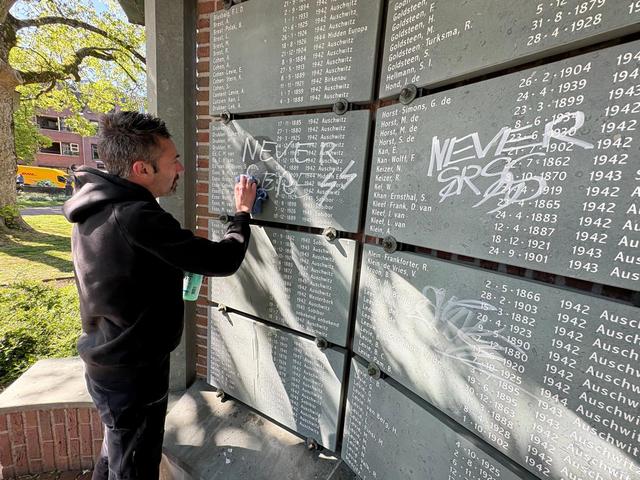 Joods monument in Meppel beklad met teksten en SS-tekens. 'Dit is ongelofelijk respectloos'