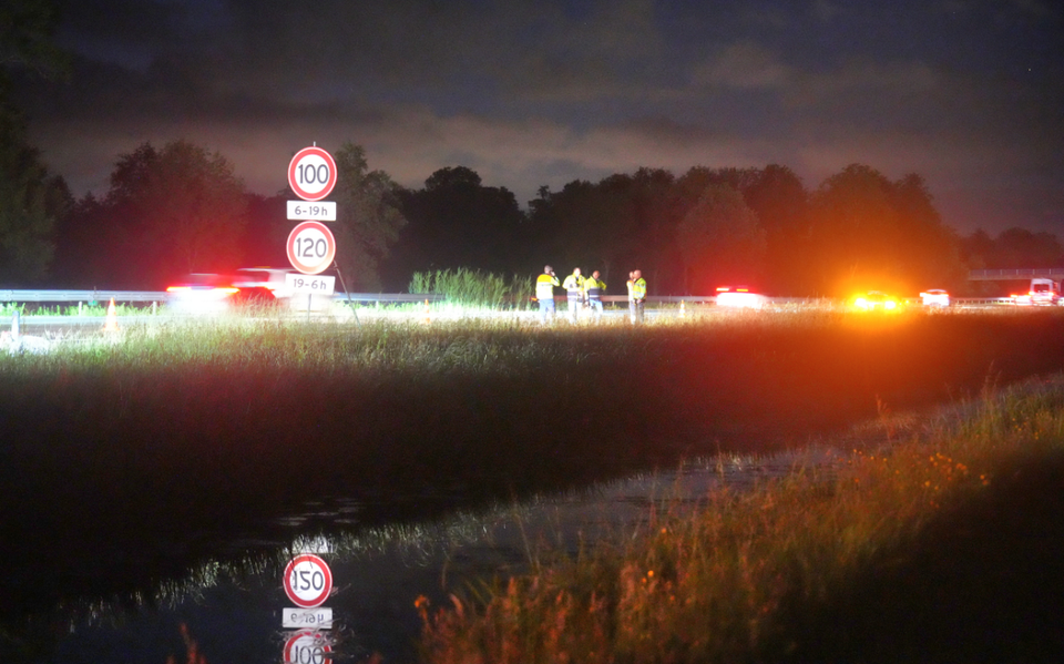 Hulpverleners bij het ongeval op de A28. 