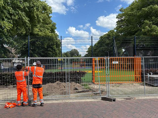 Mees, Jaxx, Danique en Kjeld zijn nu al blij met Cruyff Court in Meppel. Woensdag wordt sportveld in