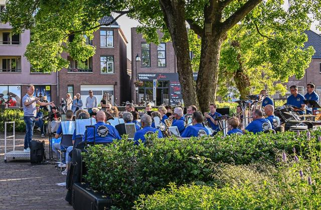 De Bazuin verzorgt een zomerconcert op de Groenmarkt in Meppel