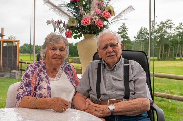 Ina en Leen Noordsij op hun stukje paradijs aan Oosterboerweg. ‘Hebben rijk gevuld leven gehad’