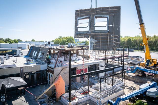 Dak eraf bij wegrestaurant De Raket in Rogat: grote verduurzaming en bouw van 19 hotelkamers gestart