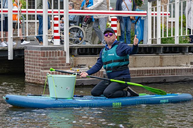 Suppers halen bijna 100 kilo afval uit het water tijdens het Grachtenfestival in Meppel