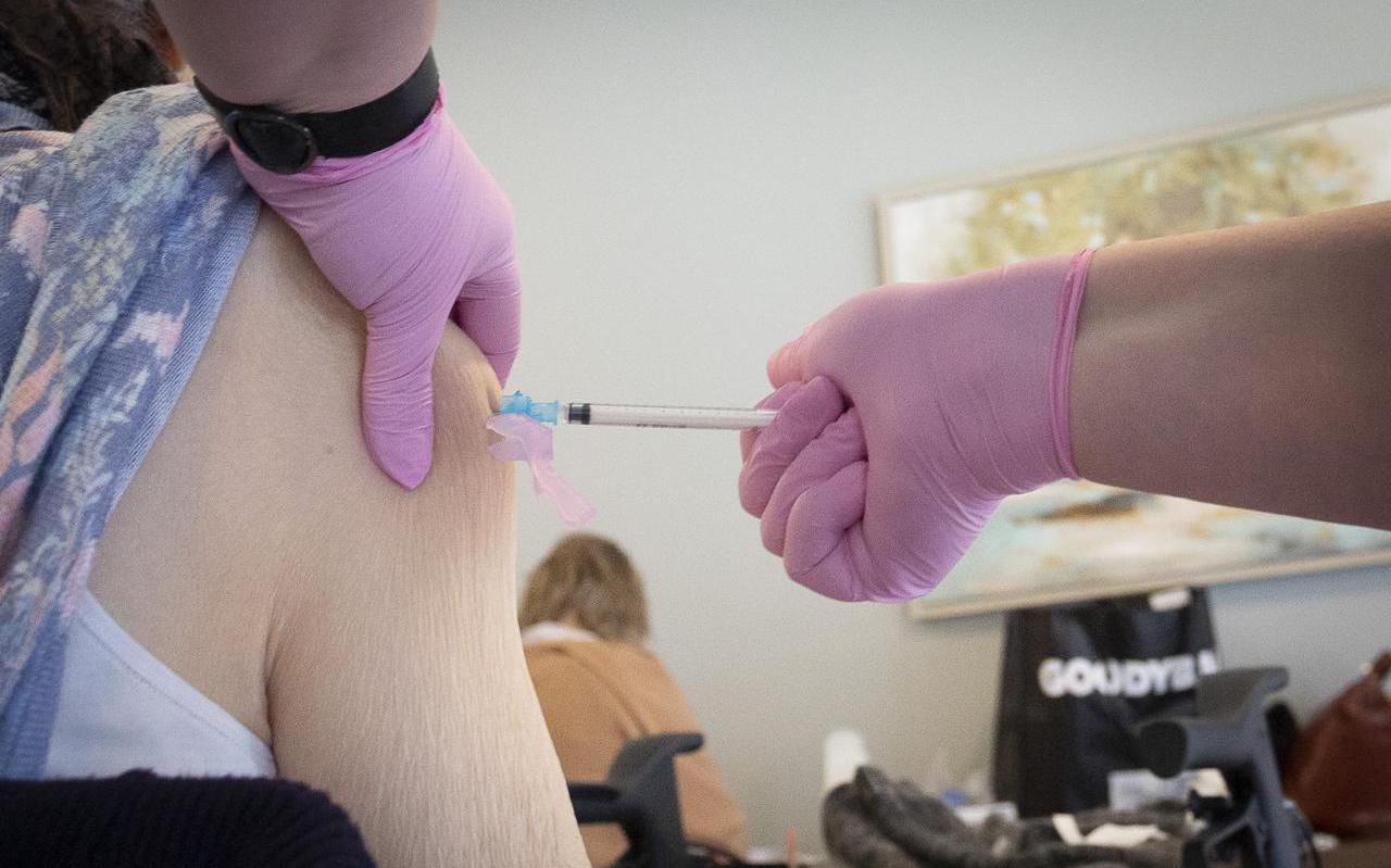De vaccinatie van gezonde tieners tegen het coronavirus is vrijdag van start gegaan.