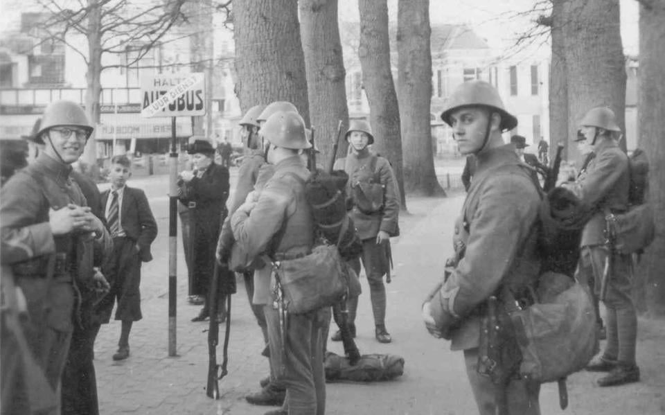 Dieren Gld. 10-4-1939 de troepen stellen zich op voor vertrek naar Doesburg. Links met bril Roelof ter Heide.