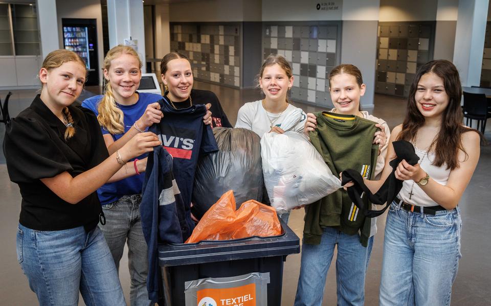 Textiel wordt ingezameld bij Stad en Esch. 