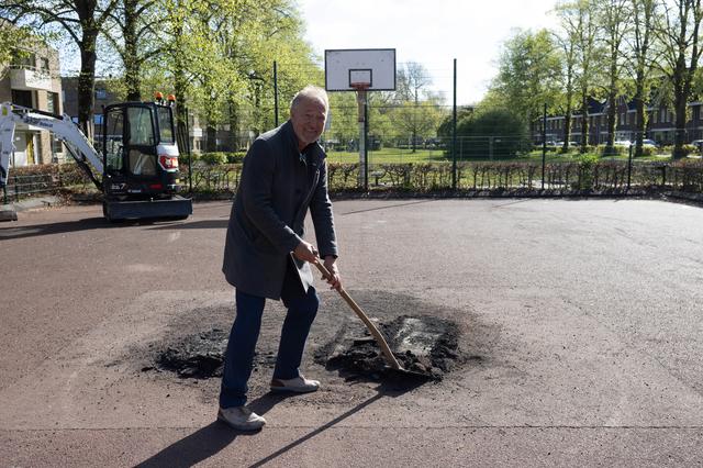 Eerste schep in de grond voor Cruyff Court in Haveltermade