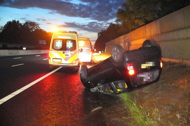 Auto slaat over de kop op A28 bij Staphorst, bestuurder gewond naar ziekenhuis