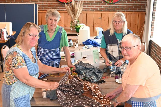 Handwerkclub Fort druk met naaien van kleding voor theaterspektakel Spitwerk in Suthwalda