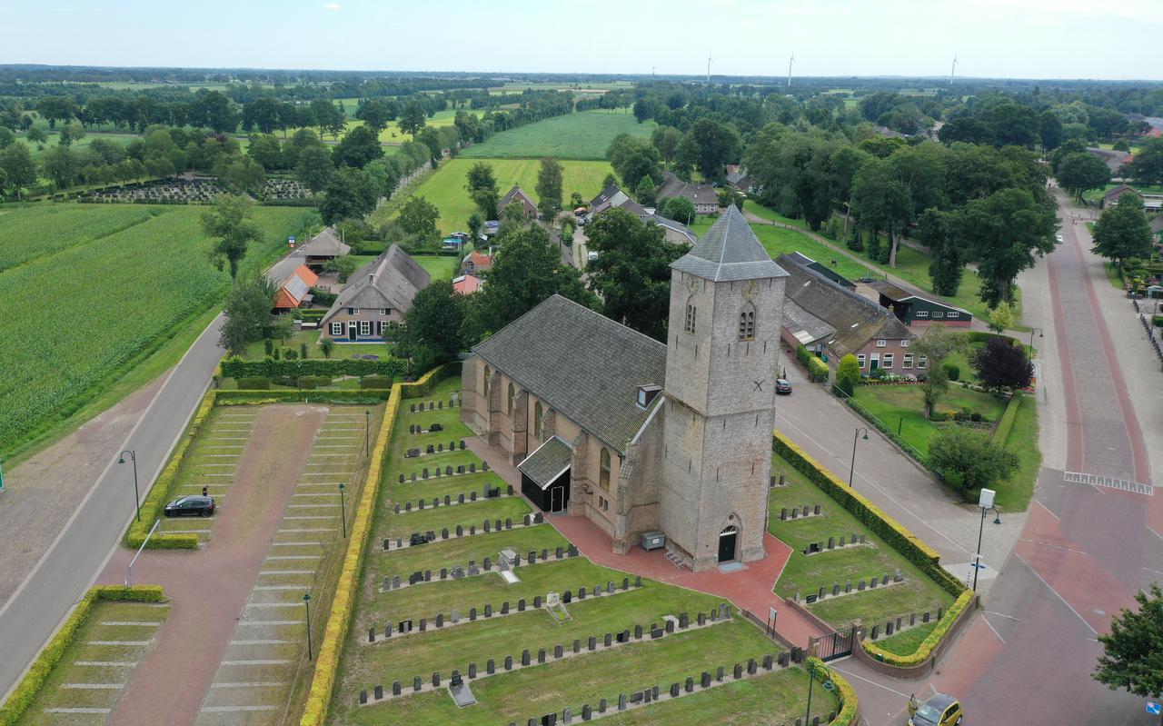 In de boerderij en het perceel rechtsachter de kerk in Rouveen zouden winkels en een supermarkt moeten komen.