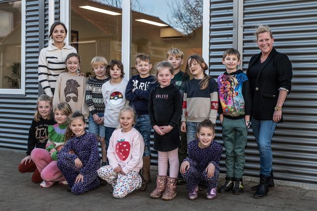 Kindcentrum De Bron in Nijensleek is toe aan uitbreiding. Unit op schoolplein tijdelijke oplossing v