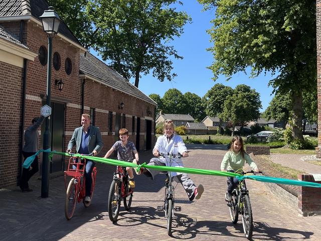 Kinderfietsroute De Planetenweg bij Dwingeloo is feestelijk geopend. De Verdwenen Eenhoorn maakt pla