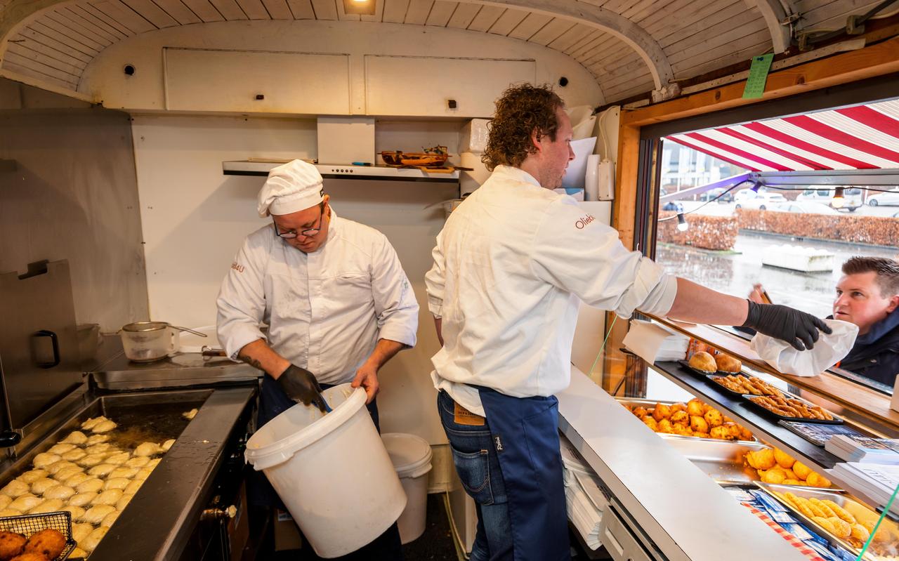 Hard werken, maar de ware oliebollenstorm moet nog komen. Hard werken, maar de ware oliebollenstorm moet nog komen.