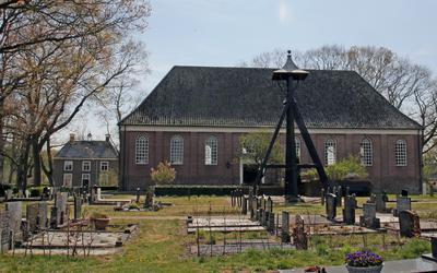 De kerk in IJhorst uit 1823. De klokkenstoel stamt ook uit die tijd, maar voorgangers waren er al in de 15de eeuw.
