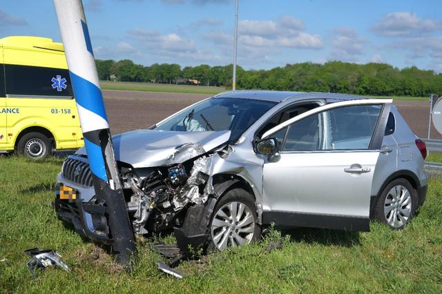 Automobilist (79) rijdt rechtdoor over rotonde bij Koekange