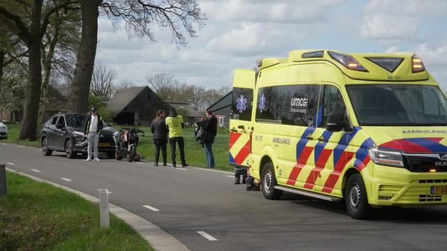Motorrijder belandt aan de Heerenweg in IJhorst in de sloot