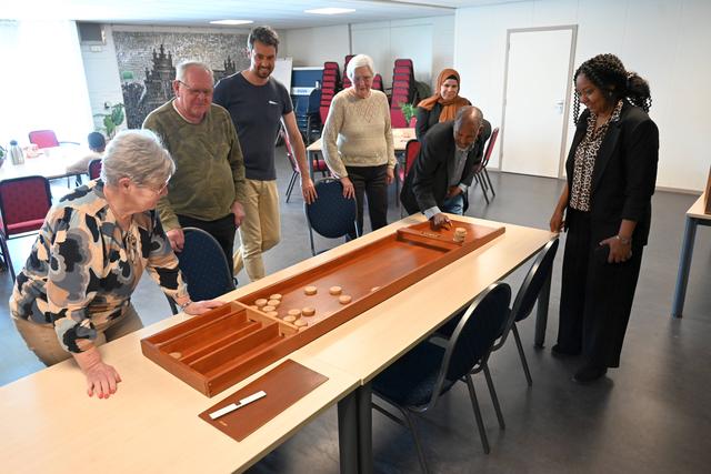 Huiskamer Ruinerwold biedt koffie, thee, spellen en een praatje maken
