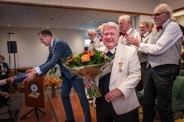 Dirigent Johan Rodenhuis krijgt lintje voor zijn langdurige inzet voor koorzang