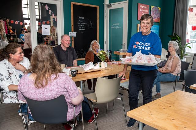 DonutDag in Meppel trekt buurt samen met markt en spelletjes