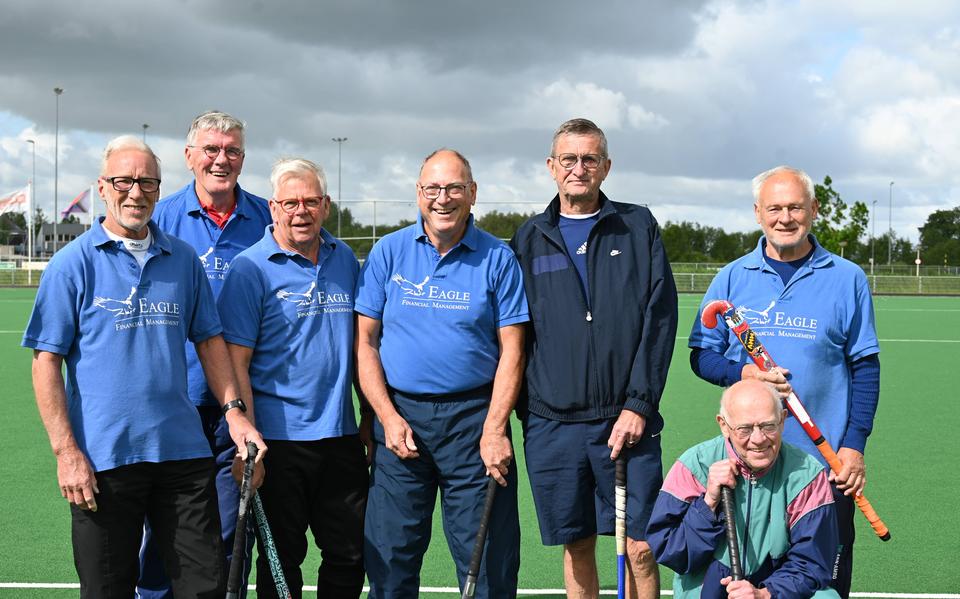 Op dit staatsieportret van links naar rechts: de walking hockeyers Arend Kuipers (tevens trainer), Harry Assen, Jan Mulder, Peter Akerboom, Johan Bruins, Jaap Zandbergen en onder hem Henk Jansen.