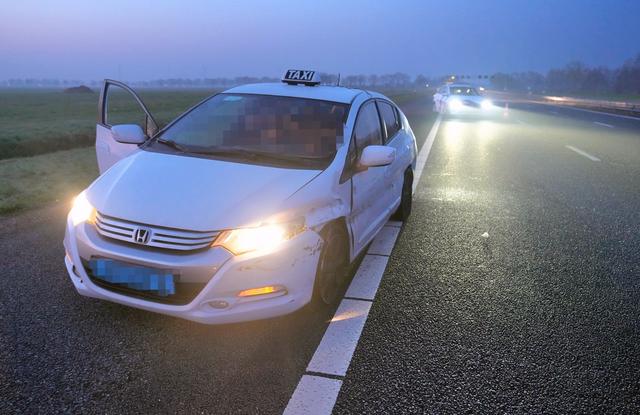 Taxichauffeur ‘moet uitwijken voor een dier’ en ramt de vangrail op de A28 bij Rouveen