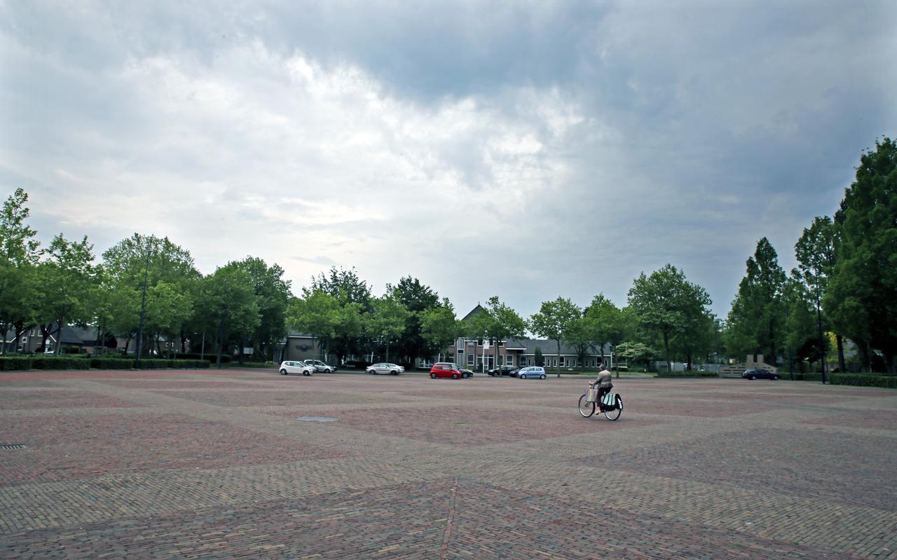 De Markt in Staphorst is een kale stenen vlakte.
