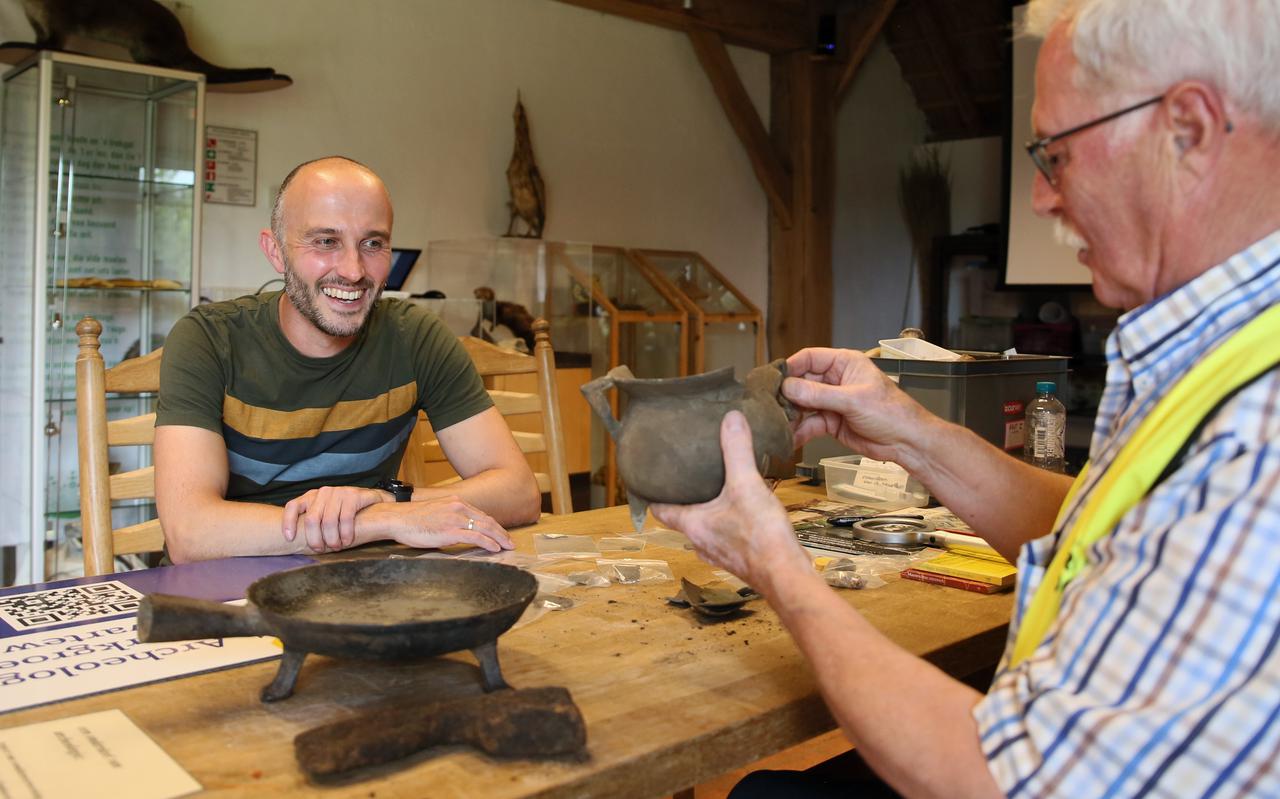 Gerrit Pruim laat zijn bronzen vondsten zien aan expert John Assink. Uit de middeleeuwen in  heel bijzonder.