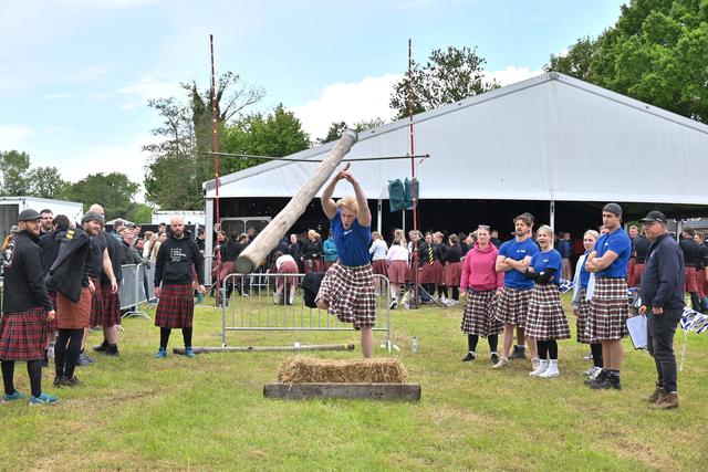 Vrouwen grijpen de macht bij Highlandgames in Koekange: ‘mannen zijn bang om af te gaan’