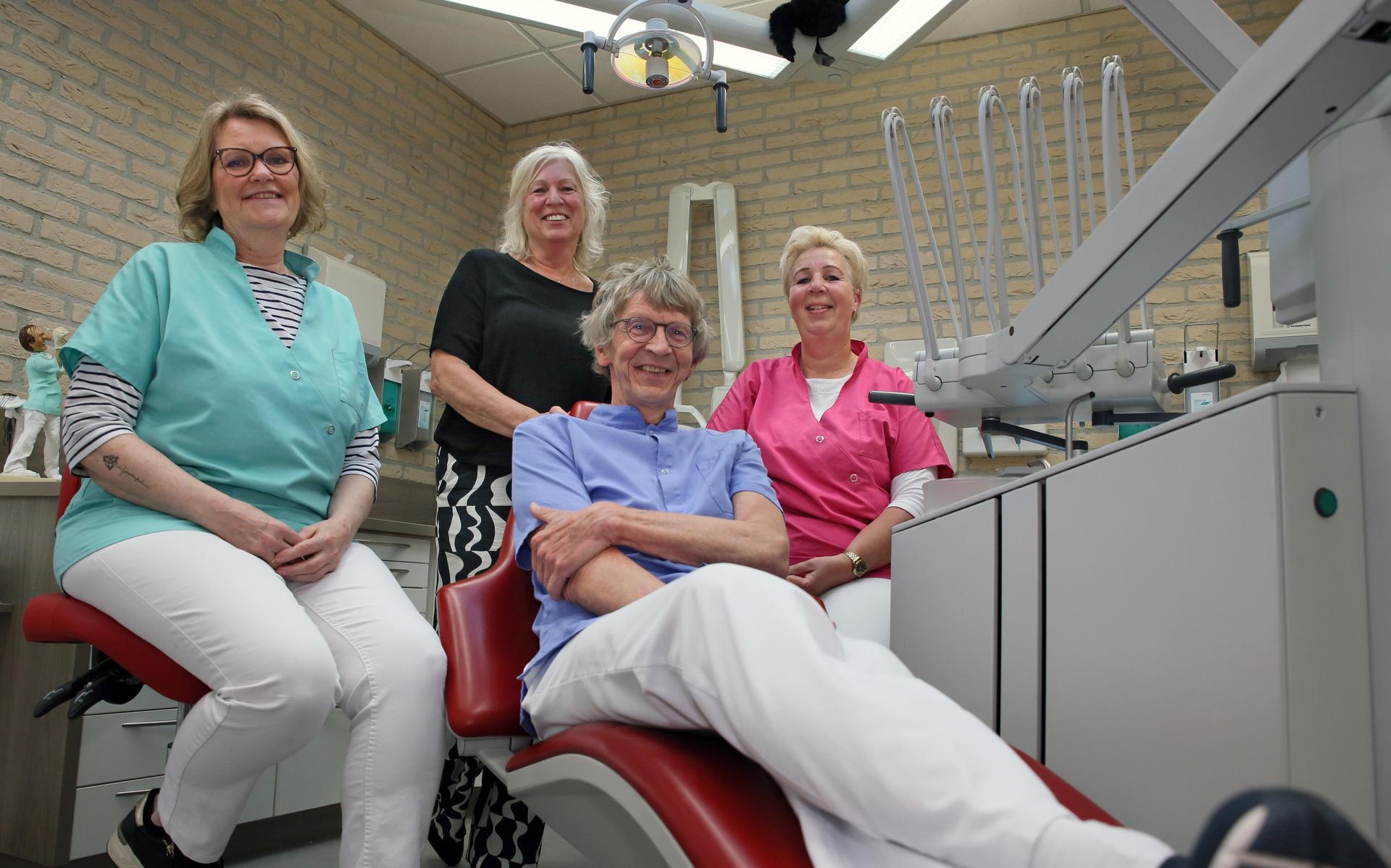 Tandarts Bert Jansen stopt na 43 jaar met zijn praktijk in Staphorst. Maandag kwam de laatste patiënt. Daarna eindelijk met de beentjes omhoog. Links assistente Els, midden echtgenote Henriëtte en rechts assistente Linda.
