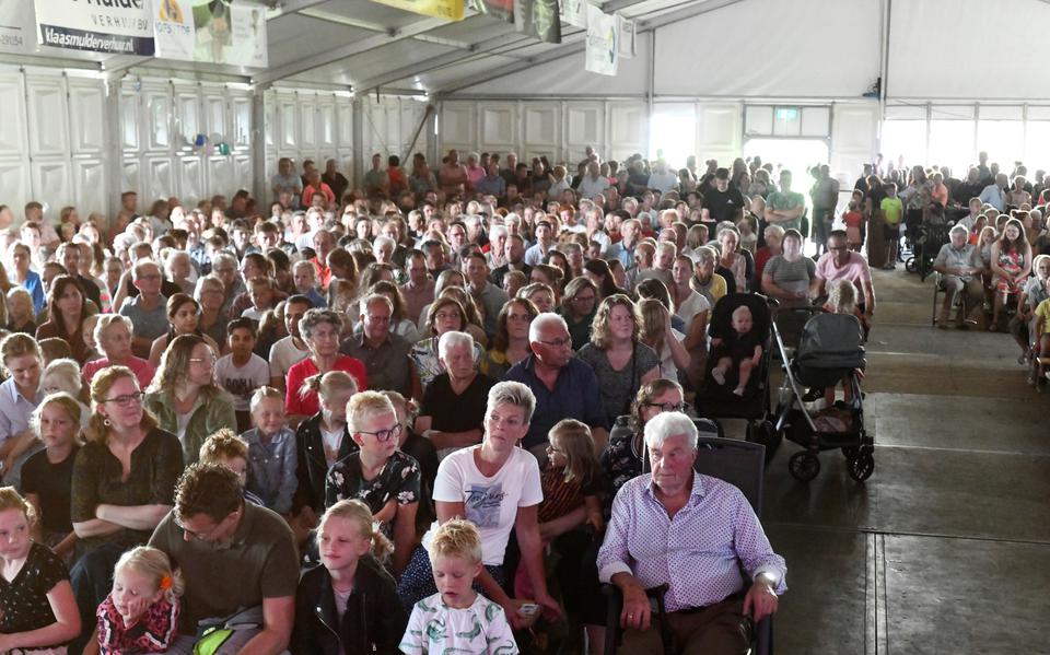 Honderden liefhebbers kwamen gisteravond af op de ZomerZang in Rouveen. De officieuze start van de Munnikenweek.