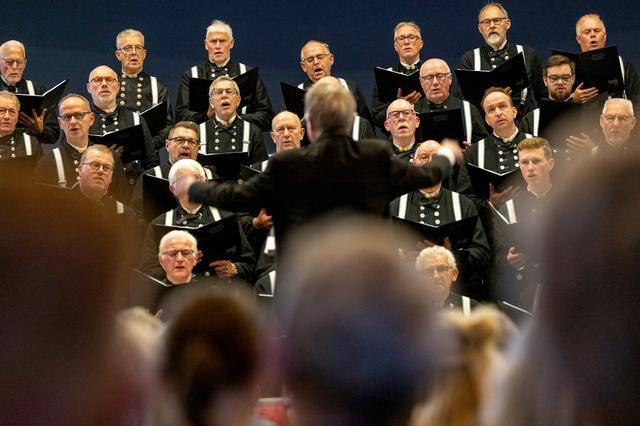 Christelijk Mannenkoor Staphorst en seniorenorkest FAIR verzorgen Passie- en Paaszang in Grote Kerk 