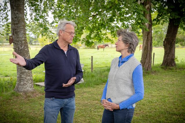 Buren Anja (65) en Bert (58) vrezen de gaswinning bij Vledder. ‘Dit geeft zoveel stress, wat staat o