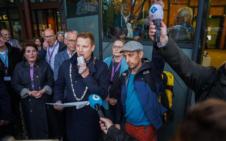 Jouke Spoelstra, burgemeester van Westerveld, tussen voor en tegenstanders van de bollenteelt in zijn gemeente.