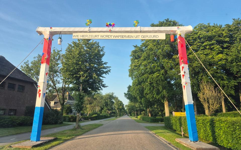 De boog die zaterdagochtend over de doorgaande weg in Wapserveen stond.