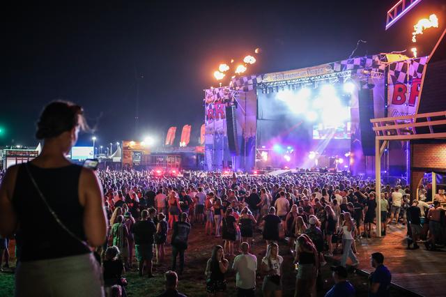 Man (35) uit De Wolden krijgt werkstraf voor aanranding meisje (17) bij Boerenrock in Drouwenermond.