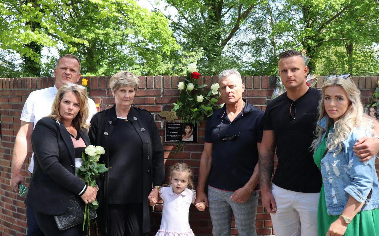De familie Veerman bij het nationale monument in Drenthe, waar dochter Eva en talloze andere slachtoffers van geweld worden herdacht.