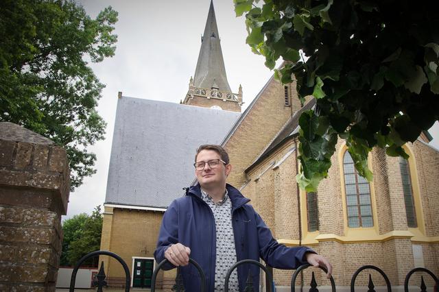Dominee Mark (32) houdt de kerk graag midden in het dorp