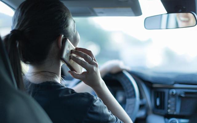 Als je betrapt wordt op het gebruiken van je telefoon achter het stuur, moet je rijbewijs tijdelijk 