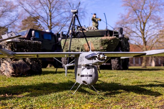 Henri uit Havelte is een van de eerste dronepiloten van Defensie. ’We kunnen drones op een meter afs
