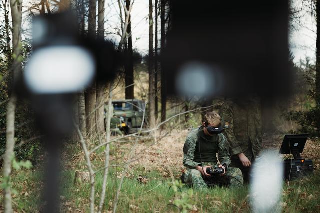 Militairen leren in Havelte drones besturen en ontwijken. ‘Ik wil ondergronds zitten. Anders word je