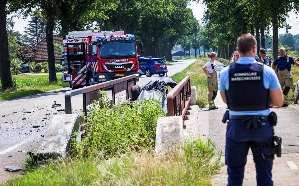 Op de N379 bij Roswinkel is zaterdagmiddag een automobilist van de weg geraakt en met zijn voertuig tussen twee brugdelen beland.